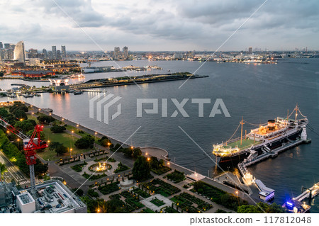 [Kanagawa Prefecture] Yokohama Bay Area at dusk in summer 117812048