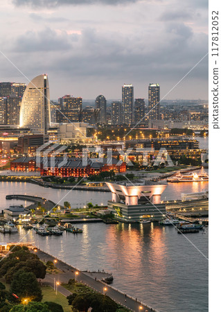 [Kanagawa Prefecture] Yokohama Bay Area at dusk in summer 117812052