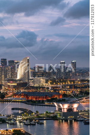 [Kanagawa Prefecture] Yokohama Bay Area at dusk in summer 117812053