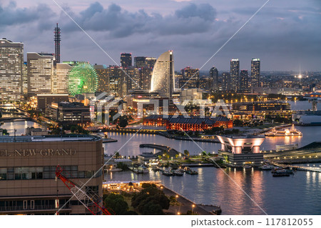 [Kanagawa Prefecture] Yokohama Bay Area at dusk in summer 117812055