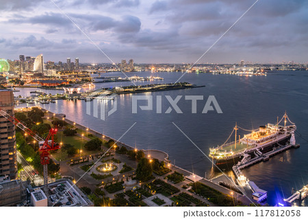 【神奈川縣】夏季黃昏的橫濱灣地區 【神奈川縣】夏季黃昏的橫濱灣地區 117812058