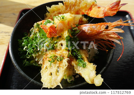 Shrimp tempura bowl 117812769