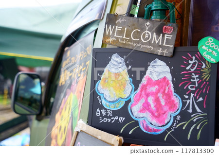 A kitchen car selling shaved ice 117813300