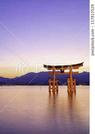 日本三大風景之一的嚴島神社大鳥居(廣島縣廿日市市宮島町) 日本三大風景之一的嚴島神社大鳥居(廣島縣廿日市市宮島町) 117813529