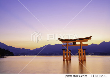 日本三大風景之一的嚴島神社大鳥居（廣島縣廿日市市宮島町） 117813589