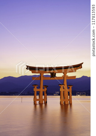 The large torii gate of Itsukushima Shrine, one of the Three Most Scenic Spots of Japan (Miyajimacho, Hatsukaichi City, Hiroshima Prefecture) The large torii gate of Itsukushima Shrine, one of the Three Most Scenic Spots of Japan (Miyajimacho, Hatsukaichi City, Hiroshima Prefecture) 117813593