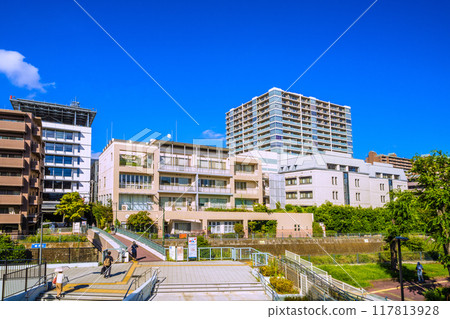 日本橫濱城市景觀，八月。相鐵 星川站等景觀後面的橫濱市消防局 = 2020 年 8 月 24 日 117813928