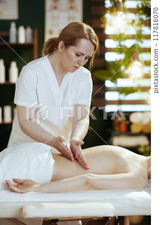 medical massage therapist in spa salon do therapeutic massage 117816070