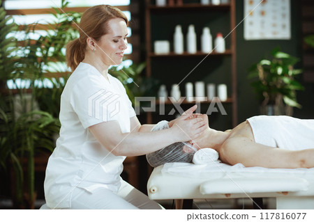 medical massage therapist massaging clients face medical massage therapist massaging clients face 117816077