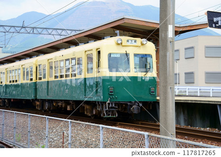 A train parked at Agaki Station / Sangi Railway Hokusei Line (Inabe City, Mie Prefecture) 117817265