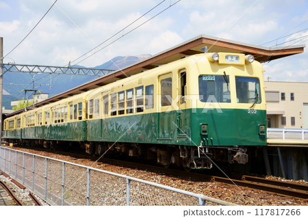 A train parked at Agaki Station / Sangi Railway Hokusei Line (Inabe City, Mie Prefecture) 117817266