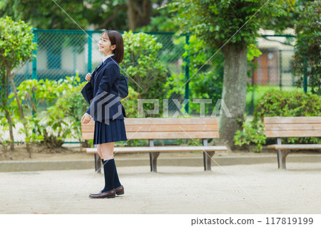公園裡的高中女孩 公園裡的高中女孩 117819199