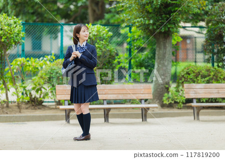公園裡的高中女孩 公園裡的高中女孩 117819200