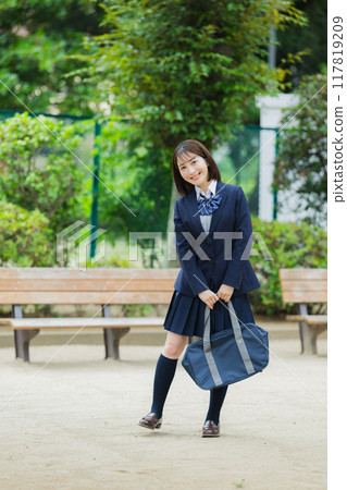 公園裡的高中女孩 公園裡的高中女孩 117819209