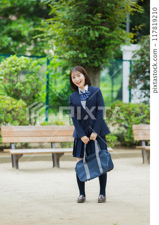 公園裡的高中女孩 公園裡的高中女孩 117819210