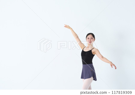 芭蕾舞女演員擺姿勢 117819309