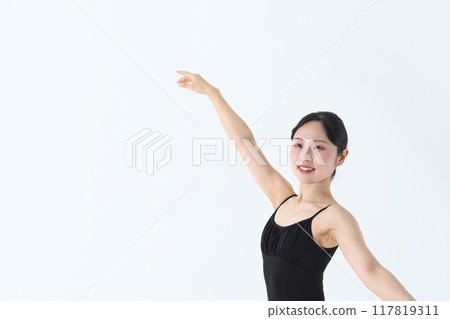 芭蕾舞女演員擺姿勢 117819311