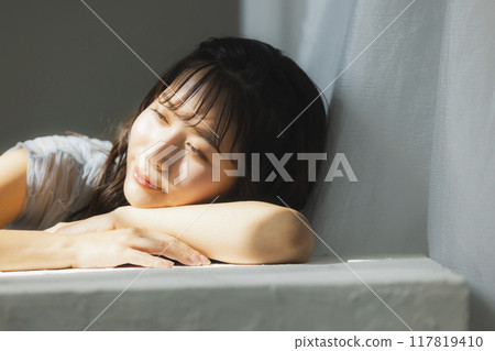 西洋窗前的女人 西洋窗前的女人 117819410