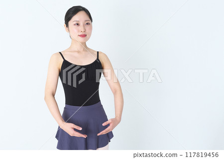 芭蕾舞女演員擺姿勢 芭蕾舞女演員擺姿勢 117819456