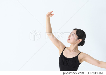 Upper body of a posing ballerina Upper body of a posing ballerina 117819461