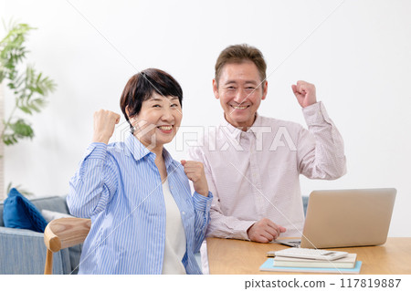Senior couple preparing for the end of their life, fist pump 117819887