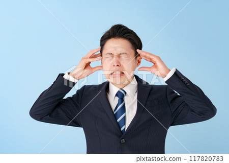 Businessman holding his head 117820783