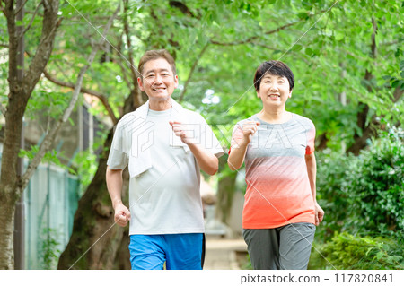 Senior couple doing running 117820841