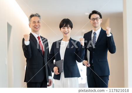 商務男女肖像握拳 117821018