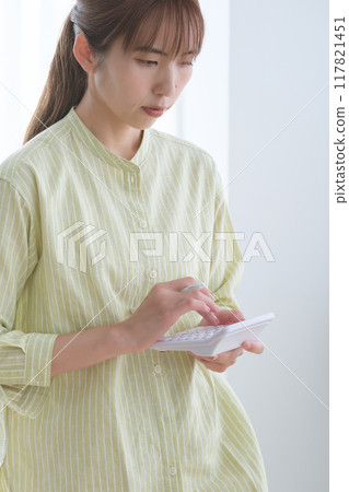 Young woman preparing to start a business in the office Young woman preparing to start a business in the office 117821451