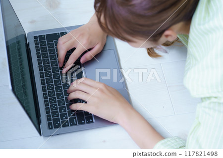 Young woman preparing to start a business in the office 117821498