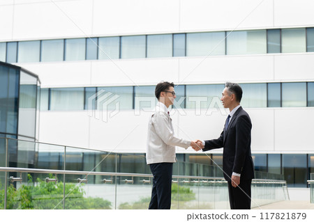 商務銷售工作服握手 117821879