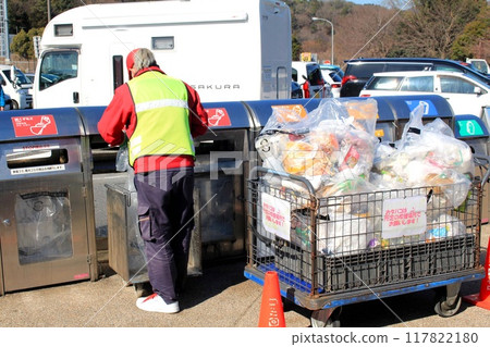 清潔人員在服務區域處理垃圾 117822180