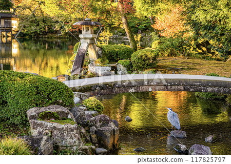 Autumn scenery of Kenrokuen 117825797