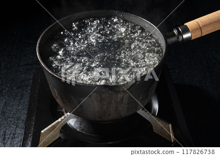 Boil water in an iron pot Boil water in an iron pot 117826738