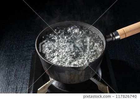 Boil water in an iron pot Boil water in an iron pot 117826740