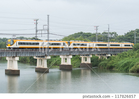 [Yamada Line] Limited express train crossing the rainy Kushida River 117826857