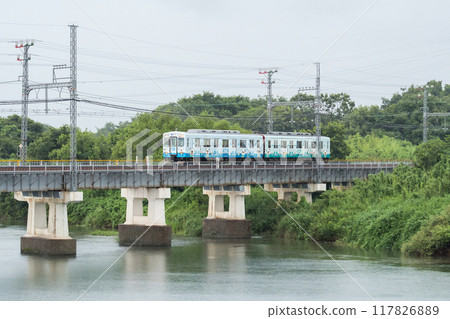 [Yamada Line] A local train crossing the Kushida River in the rain 117826889