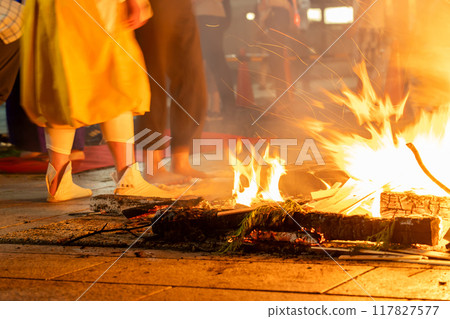 A monk guiding a fire walker at the Toka Kannon temple in Tsu City, Mie Prefecture 117827577