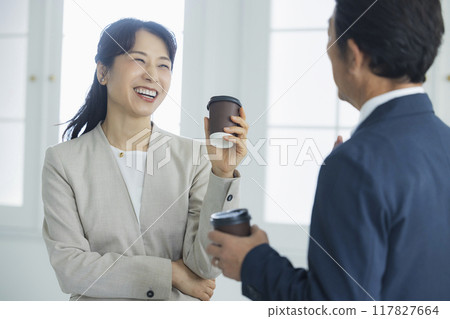 中層商人正在交談 中層商人正在交談 117827664