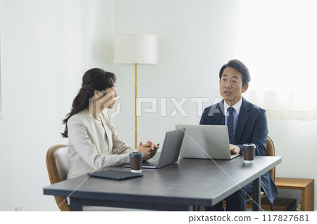 中層商人正在交談 117827681