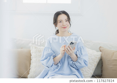 看智能手機的少婦 117827814