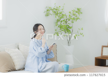 看智能手機的少婦 看智能手機的少婦 117827815