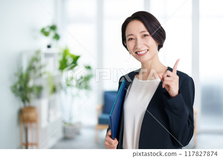 舉起食指的女商人的肖像 舉起食指的女商人的肖像 117827874
