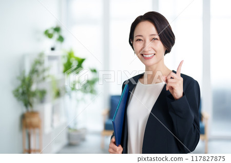 舉起食指的女商人的肖像 舉起食指的女商人的肖像 117827875