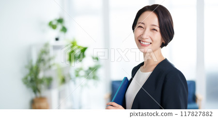 Working woman business woman portrait 117827882