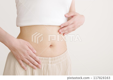 Slim and healthy female abdomen 117828163