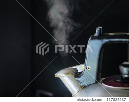 水蒸氣從水壺裡冒出來 117828287