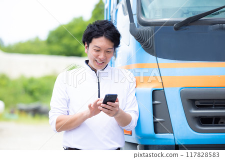 司機在卡車前看著智慧型手機 117828583