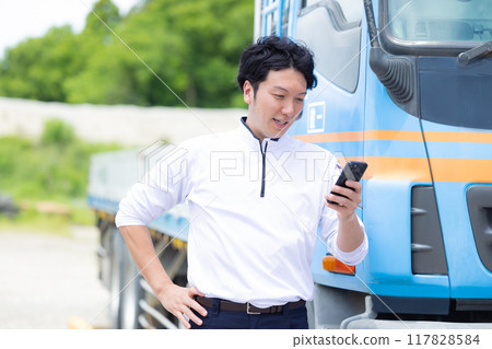 司機在卡車前看著智慧型手機 117828584