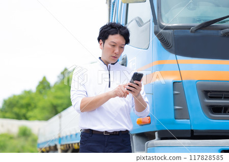 司機在卡車前看著智慧型手機 司機在卡車前看著智慧型手機 117828585